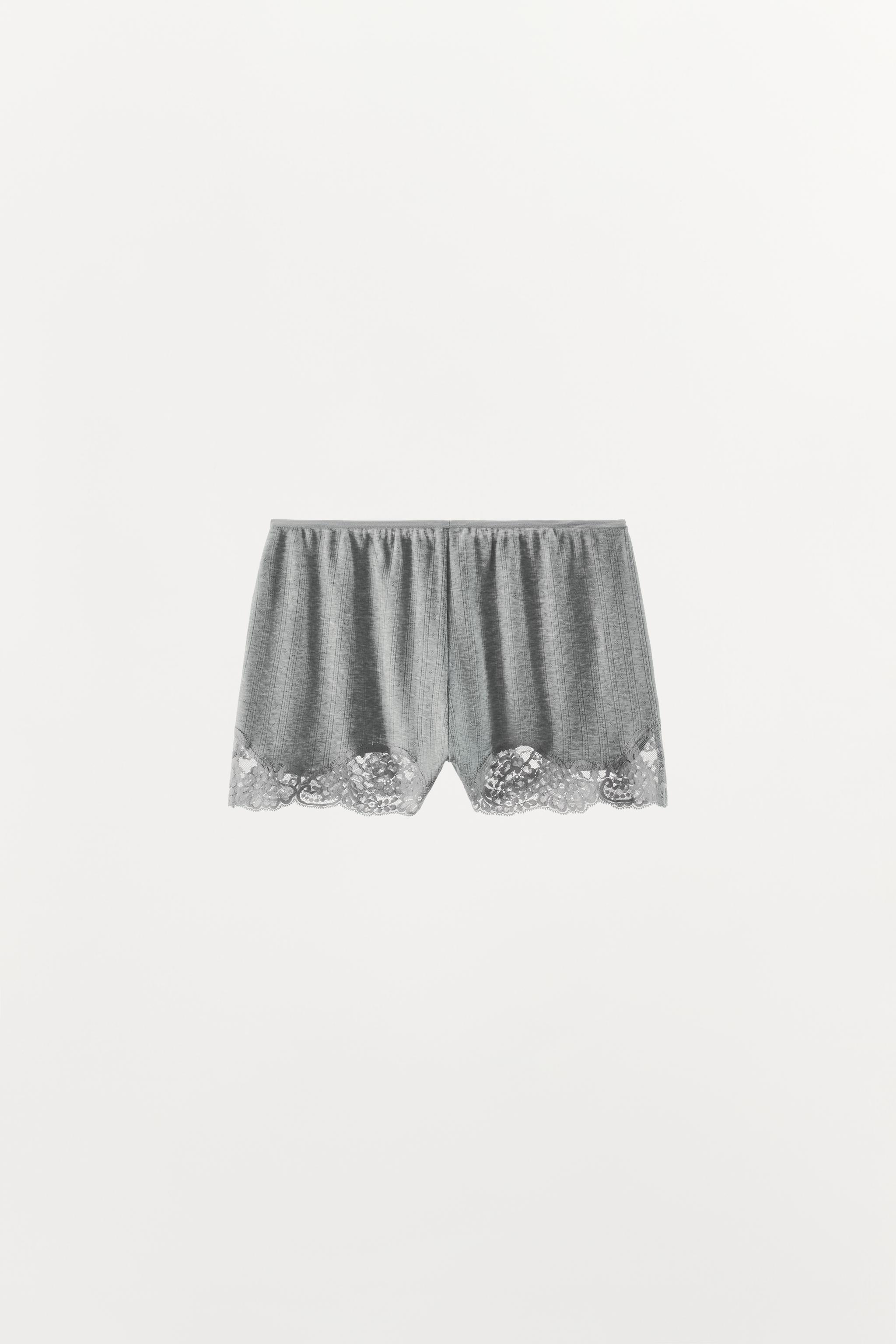 SHORT EN MAILLE POINTELLE ET DENTELLE